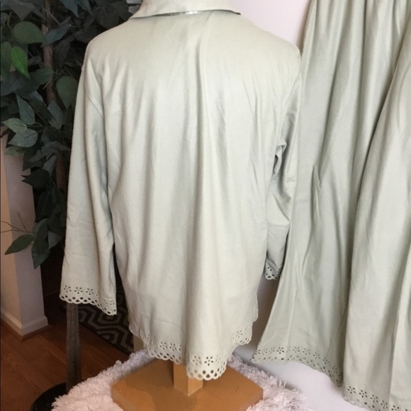 TJ Max green M 2 piece pajama set w/cutoff detail - Picture 4 of 15